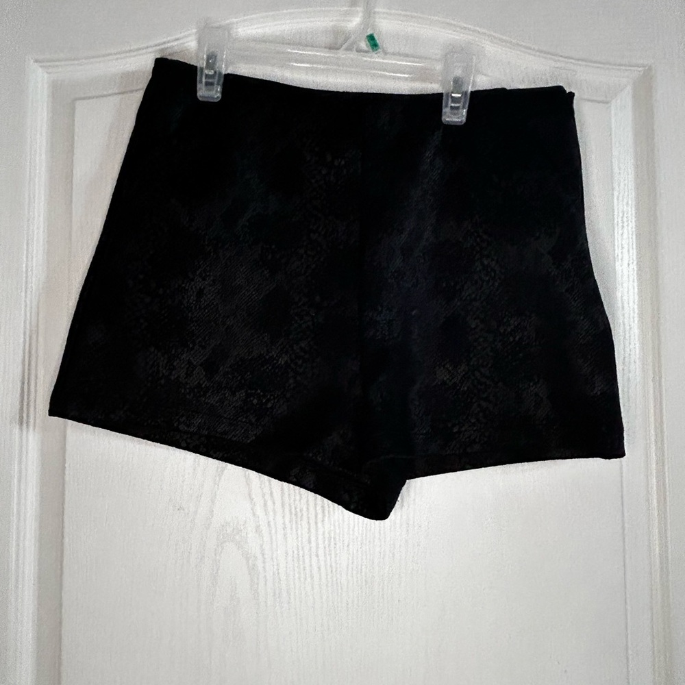 Indie Mae Black Snakeskin Print Shorts Size Med.  2423